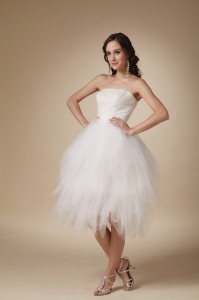 Lovely A-line Strapless Tea-length Tulle Beading Wedding Dress