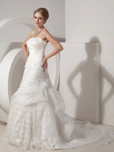 Beautiful A-line Strapless Chapel Train Organza and Lace Appliques Wedding Dress