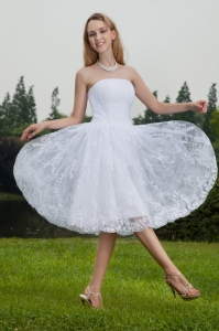 White A-Line / Princess Strapless Knee-length Chiffon and Lace Ruch Wedding Dress