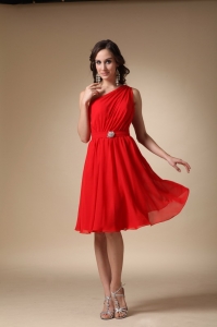 Red A-line One Shoulder Knee-length Chiffon Beading Dama Dresses for Quinceanera