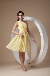 Yellow Column / Sheath One Shoulder Knee-length Chiffon Ruch Dama Dresses for Quinceanera