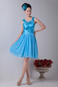 Aqua Blue Empire Straps Knee-length Chiffon Ruch Dama Dresses for Quinceanera