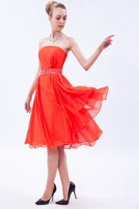Red Empire Strapless Knee-length Chiffon Beading Dama Dresses for Quinceanera