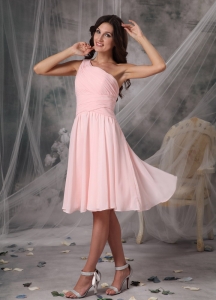 Baby Pink Empire One Shoulder Knee-length Chiffon Dama Dresses for Quinceanera