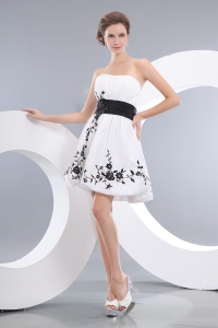 White A-line / Princess Strapless Mini-length Taffeta Appliques Cocktail Homecoming Dresses