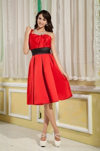 Red A-line / Princess One Shoulder Knee-length Satin Ruch Graduation Holiday Dress