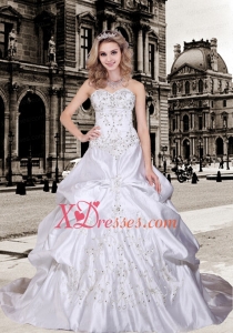 Fashionable Embroidery Wedding Dresses with Chapel Train