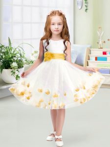 Dramatic Appliques and Belt Flower Girl Dress White Zipper Sleeveless Knee Length