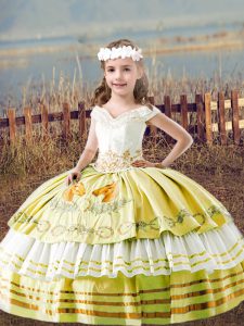 Off The Shoulder Sleeveless Little Girls Pageant Gowns Floor Length Embroidery Yellow Satin